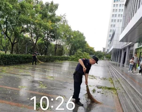 C:/Users/BA/Desktop/風(fēng)雨過后南京保安迅速行動(dòng)，恢復(fù)安“寧”面貌/5.jpg5