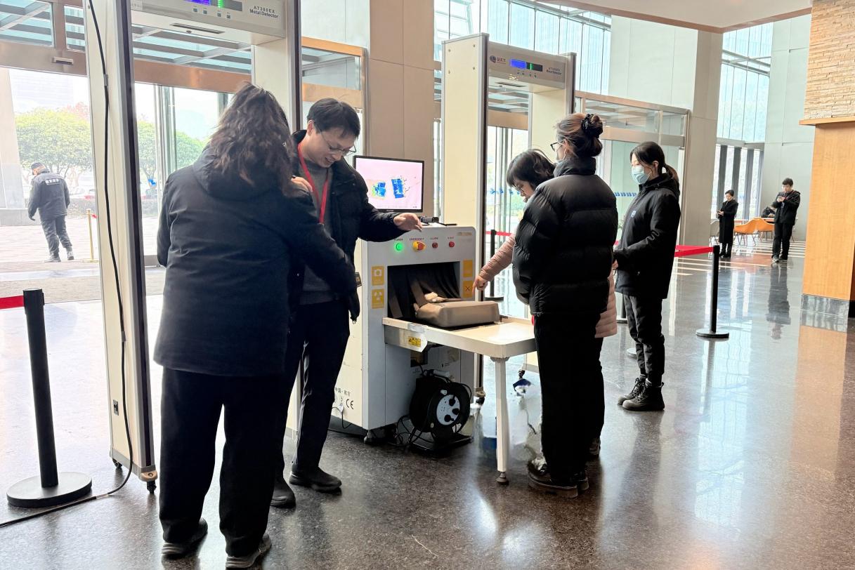 E:/25.12.10后 上傳網(wǎng)站留存/“安保鐵軍、硬核保障”2026系列報道一——科技引領(lǐng)未來，安全護航盛會/照片/5212ea35a8b77386cbea49d69a720cf7.jpg5212ea35a8b77386cbea49d69a720cf7